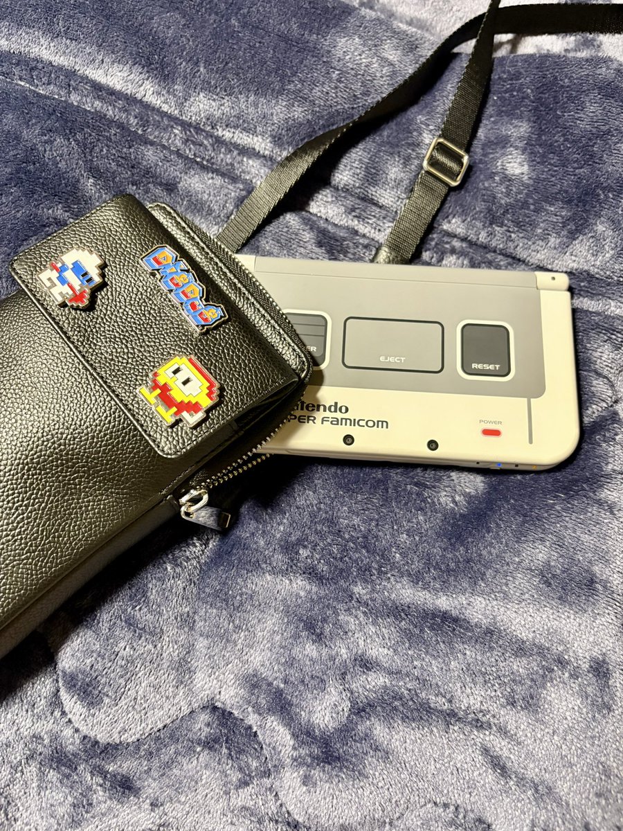 KOH111_SAS's tweet photo. 〝DIG DAG〟のピンバッジ可愛い🫵
スマホや財布を入れてもええんやけど、僕は3DSLLを持ち歩く為に使ってます...笑
令和やけど、すれちがい通信で『ピースあつめの旅』をコンプするのが夢です😗
ホンマに月イチくらいですれ違えると感動が凄い😭
#DIGDAG
#ディグダグ
#すれちがい通信
#3DS https://t.co/Qy5lLxEz04