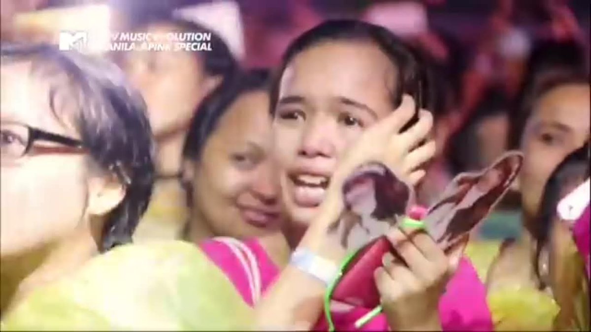 MariejayC's tweet photo. Some things never change, same love for them. 

2016 and 2026 ver of me, may tissue lang ako this time pero iyakin pa rin.

Seeing you perform live again after a decade felt unreal. It was like meeting a piece of my younger self all over again.

Thank you My Fairies 💗 https://t.co/L02IX0jvWW