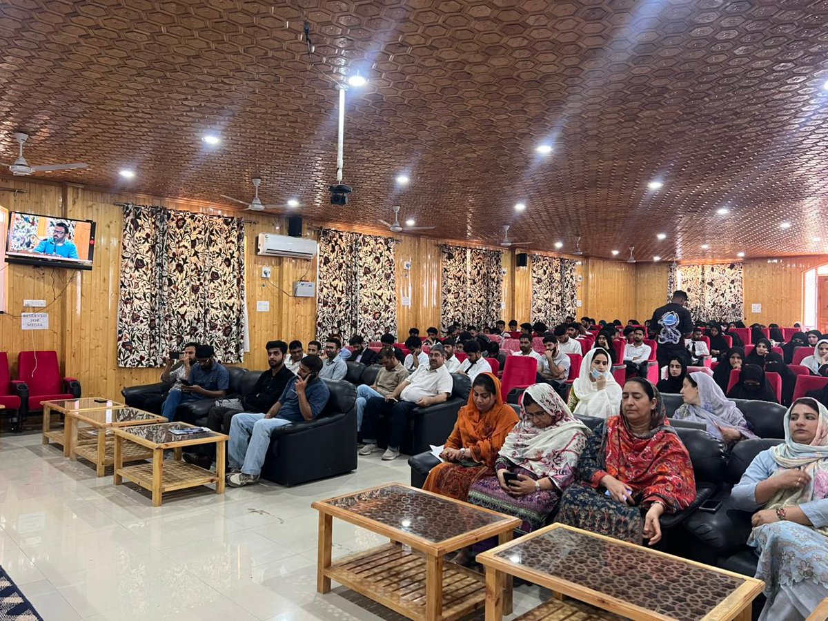 SheikhS84706612's tweet photo. Today at Degree College Budgam! 
SYSF proudly organized a “Nasha Mukt Abhiyan” to raise awareness about the dangers of drug addiction and inspire a healthy, drug-free lifestyle
@AtharAamirKhan 
@hariprasad_ips 
@Wajahatfarooqbt https://t.co/JbcofHeRYs
