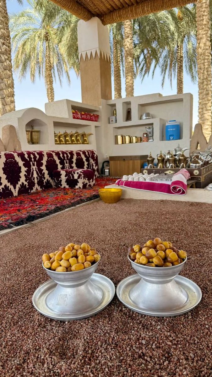 #مساء_الخـير
في هذه القصيدة، يضع المتنبي فلسفته الخاصة في الحياة، وهي فلسفة القوة والتعالي عن الصغائر👌
إِذا غامَرتَ في شَرَفٍ مَرومٍ
فَلا تَقنَع بِما دونَ النُجومِ
فَطَعمُ المَوتِ في أَمرٍ صَغيرٍ
كَطَعمِ المَوتِ في أَمرٍ عَظيمِ
يَرى الجُبَناءُ أَنَّ العَجزَ عَقلٌ
وَتِلكَ