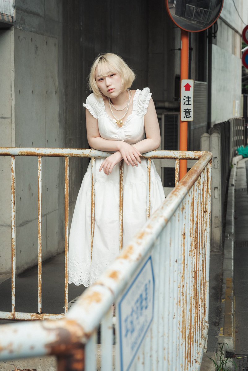 jus_cha_2's tweet photo. 彼女がはじめて髪を明るくした時、その変化を悲しんだ人が居るそうだ。
確かに、それまでの一般的な彼女のイメージからしたらそうなるのもわからなくもない。
しかし俺は、むしろ逆だった。
この変化を喜んだ。
今までと違った作品を作れる。
それ以前に、ハイトーンの彼女も素敵だった。
ただそれだけ。
そして、彼女に一般的という言葉は通用しない。それだけ孤高。
