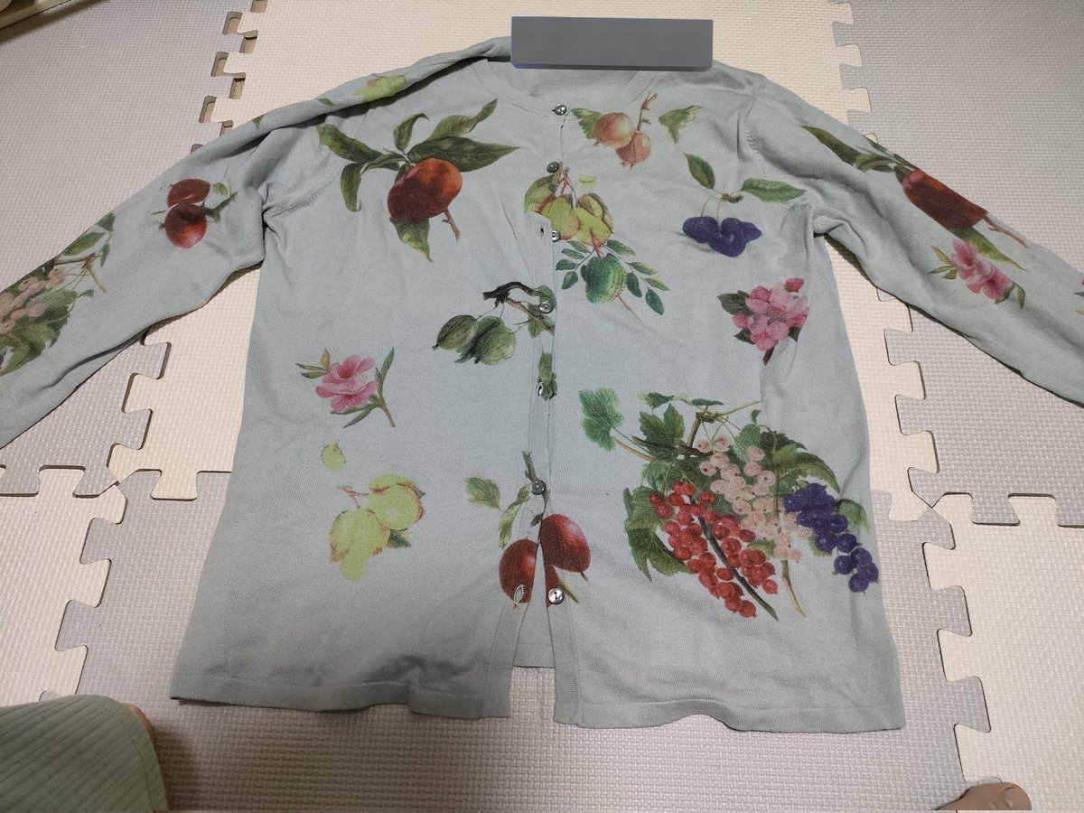 ばーちゃんの服、馬里邑のフルーツと花柄のカーデガン名前付き。
これを買おうと思ったのがすごいw
でもきれいやし夏きてみようと思う笑