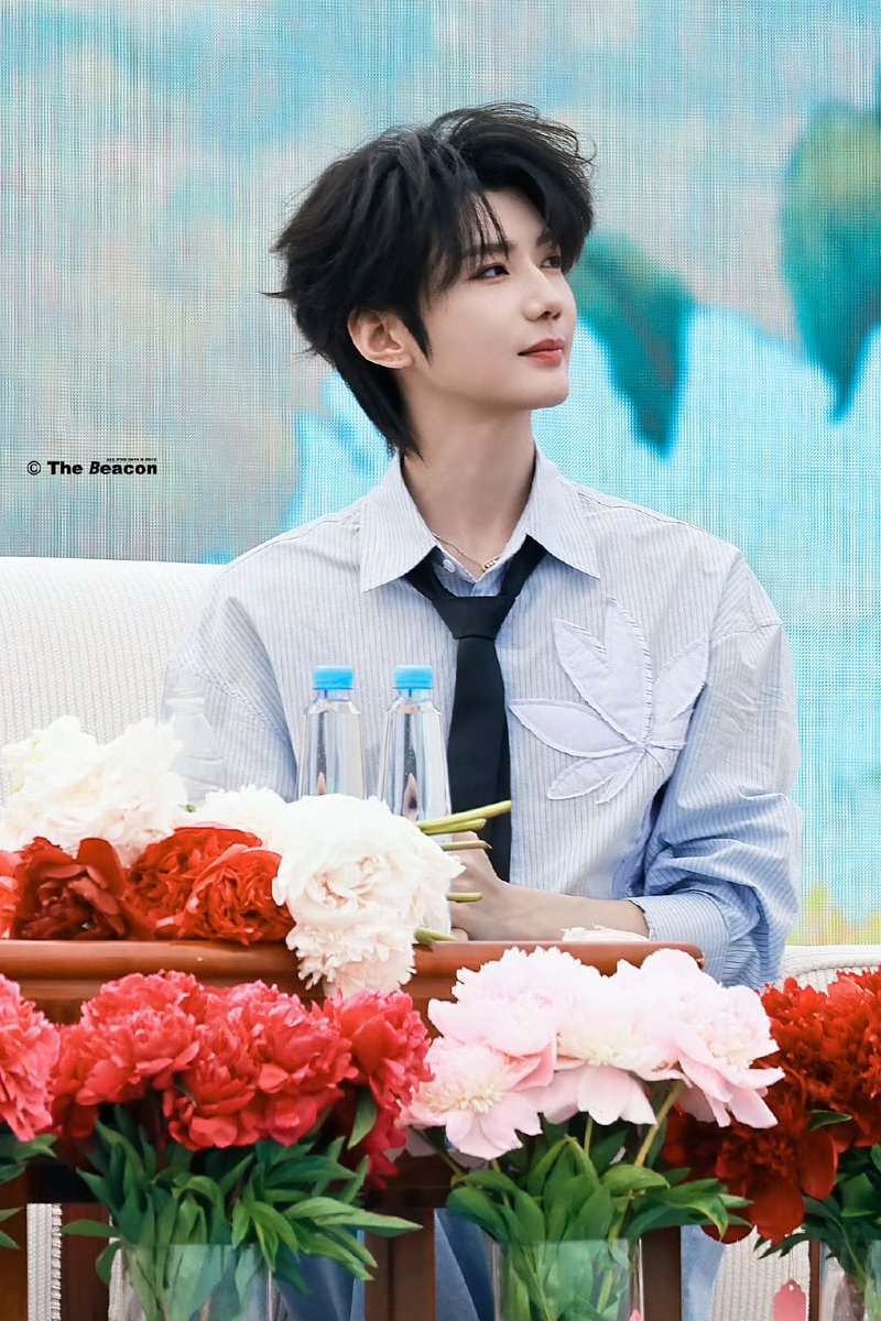 bellsmeachoo's tweet photo. 2022 : i'll do public welfare if i have any chances in the future
2026 : for guanyu peony fest, Provides 0 cost service. spent his own money on trip expenses. brought his own MUA styling team +host. Provide fans drinking waters,heatstroke meds,cooling patches🤍
#HaoYiran #郝熠然 https://t.co/WMTkeuHEfZ