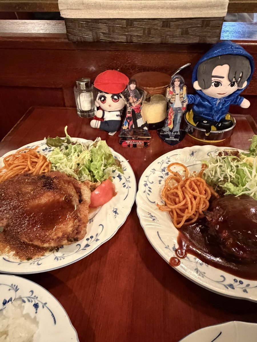 vincentbotch's tweet photo. この日夜公演だったので、遅ーいお昼として、Hi-tubeでロケしてた、ぶるっくすさんに居ましたー！、ポークソテーは食べれたけど、ナポリタンとオムライスは食べれず😣 https://t.co/VZiLWJRx9N