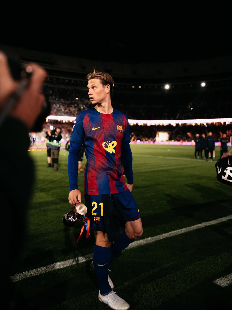 F21World's tweet photo. Frenkie De Jong via IG : Champions 🏆❤️💙 https://t.co/FxFCLZfpkQ