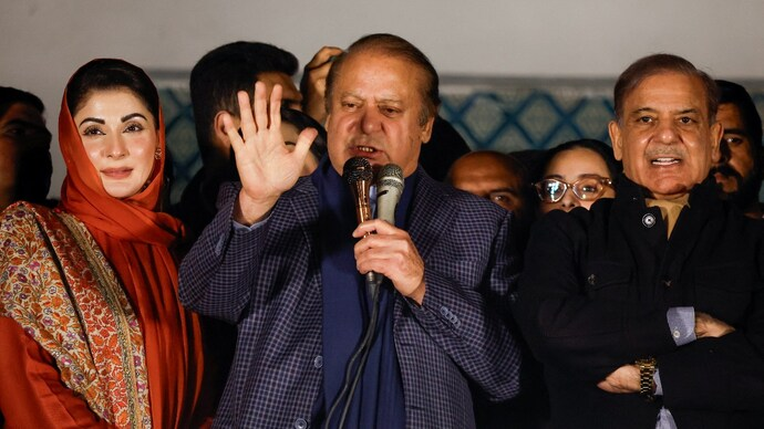 ahmadwaraichh's tweet photo. عمران خان دور میں پیٹرول کی ساری قیمت 150 روپے لیٹر تھی۔ اب کیوں کہ تجربہ کار حکومت میں ہیں تو پیٹرول پر صرف لیوی کا وعدہ 160 روپے فی لیٹر ہے

ذمہ دار، تجربہ کار 🥳 https://t.co/qwcdCMM8iA