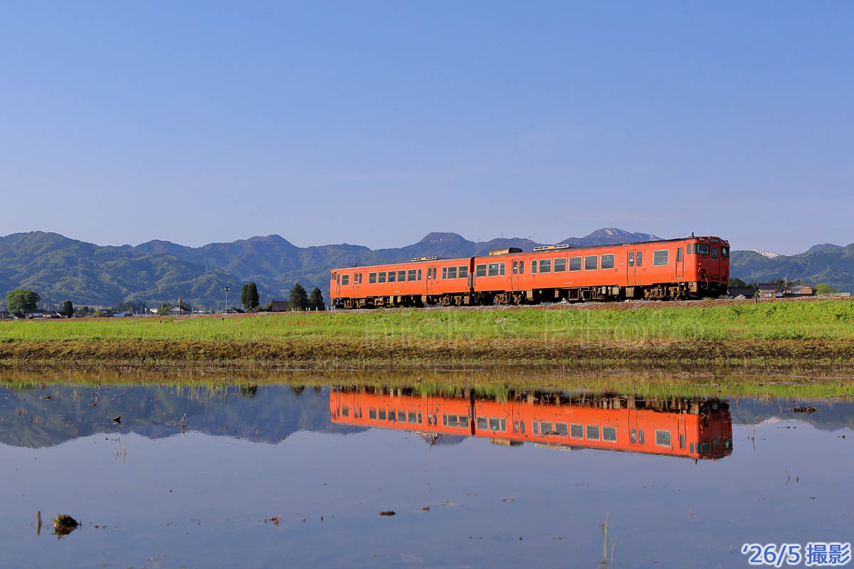 m3nisk's tweet photo. 26/5

城端線水鏡

326D、8325D、8328Dでも風は止まないけど、面とポジションを工夫してそれなり？の画に

326Dがキハ40×2+キハ47だったので、329D→8332Dもこれで確定かな https://t.co/d59AqxHHSV