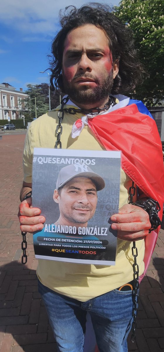 MundoConVzla's tweet photo. La comunidad venezolana residente en los Países Bajos se ha reunido para alzar su voz en un acto de protesta pacífica. Su objetivo es claro: exigir la liberación inmediata de todos los presos políticos en Venezuela.

Mientras la agenda oficial aborda temas complejos como la disputa por el Esequibo, para muchos venezolanos, la realidad cotidiana sigue marcada por la falta de servicios básicos. Mientras se discute el mapa, en muchos hogares falta la luz y el agua. La prioridad, señalan los manifestantes, debería ser garantizar una vida digna para todos los ciudadanos.