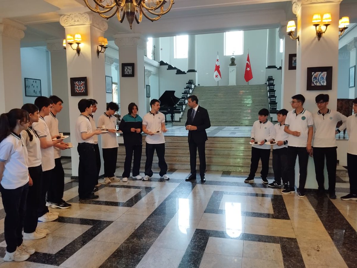 TC_TiflisBE's tweet photo. Gürcistan Uluslararası Maarif Okulları Tiflis ve Marneuli Kampüsü öğrencileri bugün Büyükelçiliğimizi ziyaret ederek, Büyükelçi Mustafa Türker Arı'dan Büyükelçiliğin görevleri hakkında bilgi aldılar. Tiflis, 11 Mayıs 2026 🇹🇷🤝🇬🇪 https://t.co/5di3XuBokh