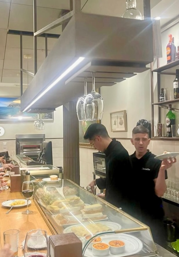 JuruchaBardetap's tweet photo. Hay planes…
y después está alargar la tarde en Jurucha.😏
📍 C/Ayala 19.
https://t.co/R9kVYXtj7k
@madridmadrid__ @madrid360grados @FoodieClubRD @visita_madrid @madrid_secreto @madrid_plan @VidaDeMadrid
#bardetapas #bardepinchos #tabernamadrileña https://t.co/ZjwwzPehvi