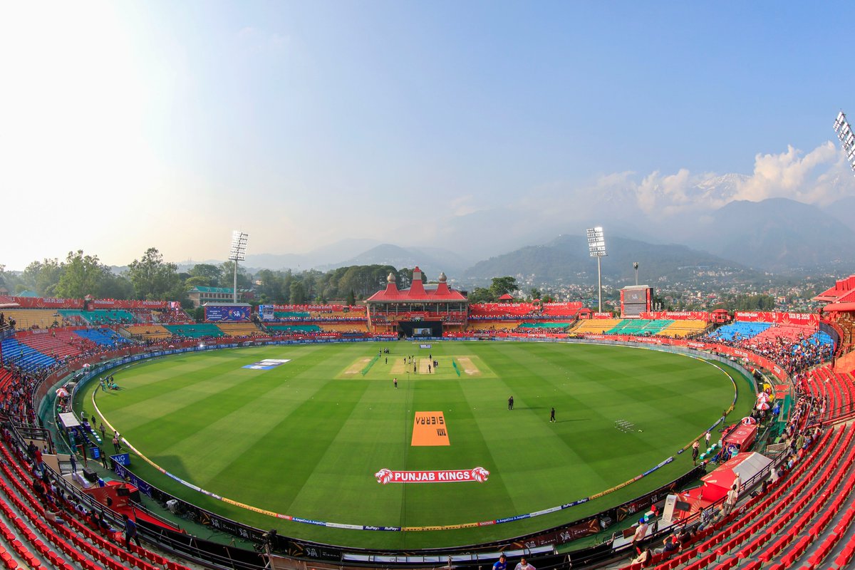 IPL's tweet photo. 📸 Venue with a view 🪟

Welcome to the Picturesque Dharamshala 🗻😍

Updates ▶️ https://t.co/wHhflKIvCR

#TATAIPL | #KhelBindaas | #PBKSvDC https://t.co/BxgU8HWdf9