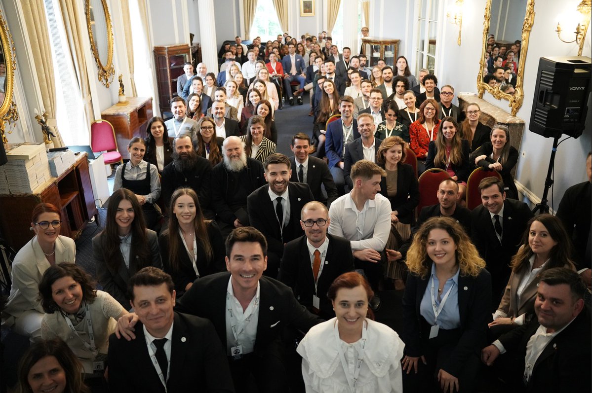 Laura Popescu tweet media
