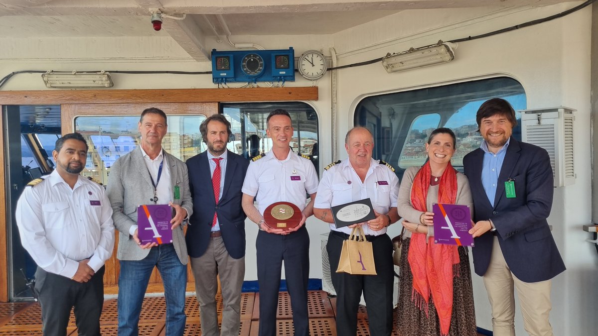 port_santander's tweet photo. 🛳️Hoy podemos ver en la Estación Marítima el #crucero Ambience, segundo de @ambassadorcruis en visitar #Santander
🌞 Esperamos que sus 1400 #pasajeros puedan disfrutar de diferentes #excursiones por Santander y #Cantabria
➡️ https://t.co/xWow2VSl5Z
#SantanderCruiseDeluxe https://t.co/dJ1S7XBTpE