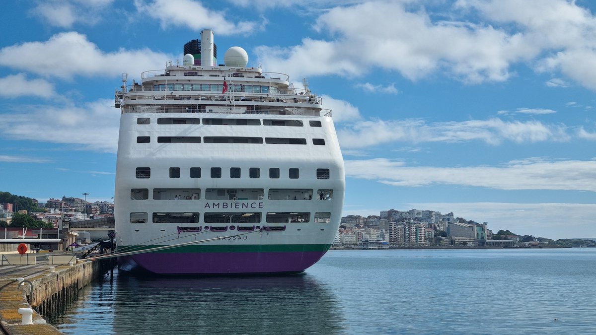 port_santander's tweet photo. 🛳️Hoy podemos ver en la Estación Marítima el #crucero Ambience, segundo de @ambassadorcruis en visitar #Santander
🌞 Esperamos que sus 1400 #pasajeros puedan disfrutar de diferentes #excursiones por Santander y #Cantabria
➡️ https://t.co/xWow2VSl5Z
#SantanderCruiseDeluxe https://t.co/dJ1S7XBTpE