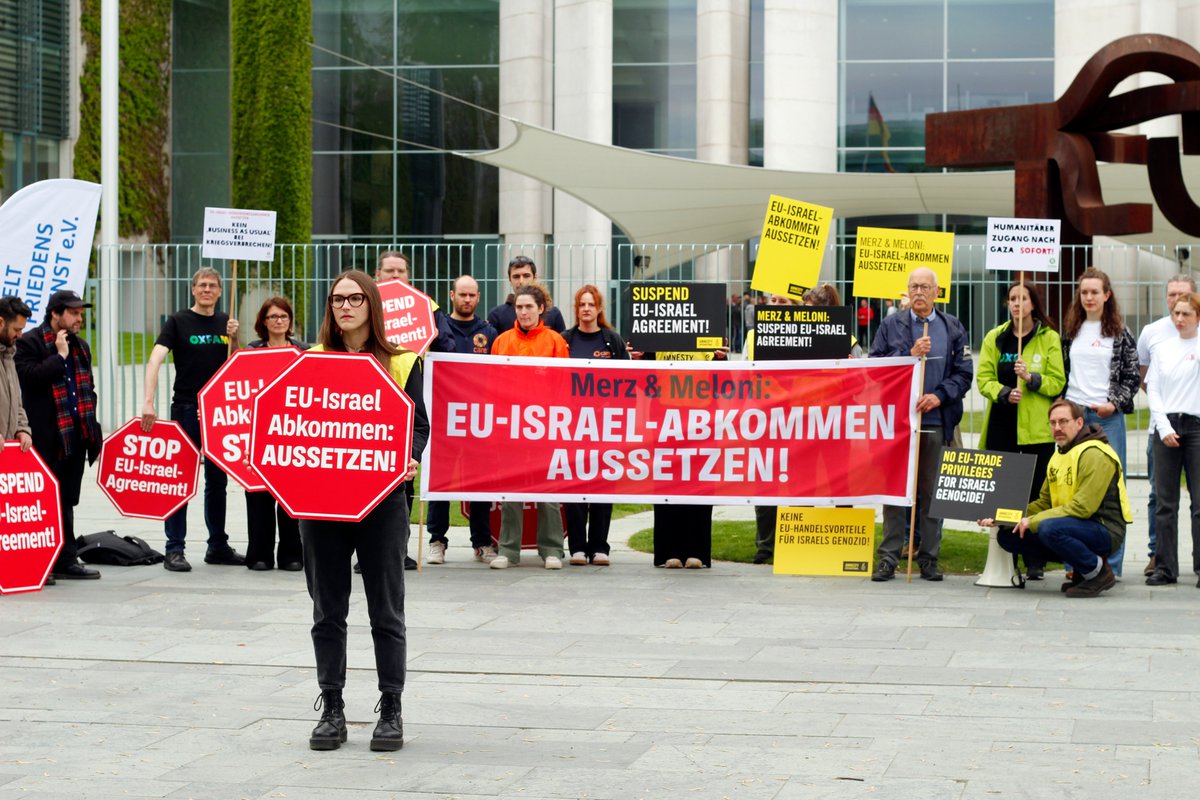 IPPNWgermany's tweet photo. Für die Aussetzung des EU-Israel-Assoziierungs-Abkommens: NGOs haben heute gemeinsam in Berlin protestiert. Laut EU-Kommission verstößt Israel vielfach gegen seine Pflicht, die Menschenrechte einzuhalten. Die Bundesregierung darf Kriegsverbrechen nicht länger schweigend zusehen! https://t.co/0ImzaxUs2m