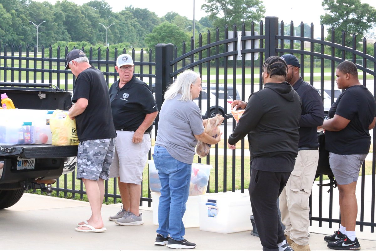 BearRayjackson's tweet photo. Bear Hunt 🐻⬇️
Pics will be online after Scrimmage! 
@HocoAthletics
@CoachEdwards10 
@BearDownHOCO https://t.co/hZZQc0wWtl