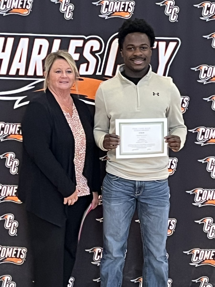 CUSBank's tweet photo. Celebrating a big achievement🎓

Congrats to John, Charles City Community School District student, on earning the CUSB Scholarship! Best of luck to you on your future endeavors.

Award presented by Charles City Branch Manager, Cindy Randall. https://t.co/lKsf6GgFaF