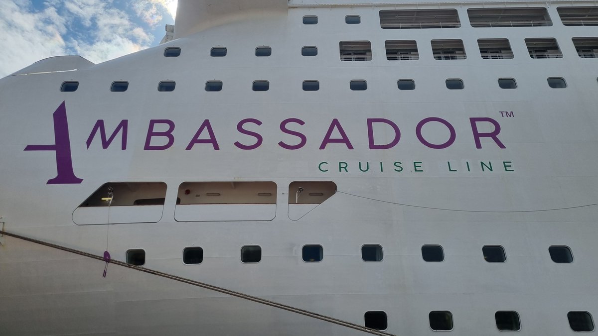 port_santander's tweet photo. 🛳️Hoy podemos ver en la Estación Marítima el #crucero Ambience, segundo de @ambassadorcruis en visitar #Santander
🌞 Esperamos que sus 1400 #pasajeros puedan disfrutar de diferentes #excursiones por Santander y #Cantabria
➡️ https://t.co/xWow2VSl5Z
#SantanderCruiseDeluxe https://t.co/dJ1S7XBTpE