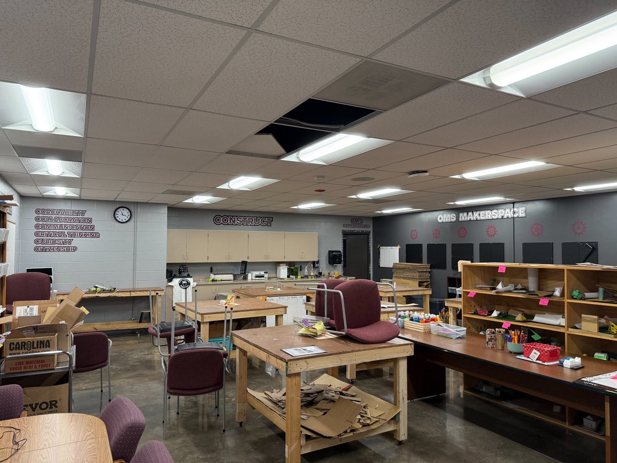 VarsityGroupDSM's tweet photo. Interior wall graphics, entrance graphics, and really cool corner windows too! All at Oskaloosa! 

#BuildYourBrand https://t.co/0nFsAY8gPW