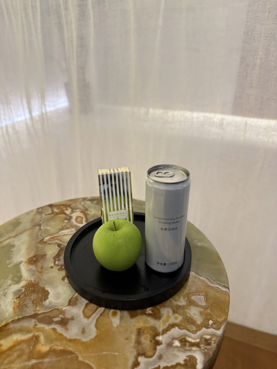 _sygne's tweet photo. ブルガリホテル上海のスパは2000㎡とブルガリホテルの中でも最大級の大きさです！
プールサイドベッドに座ると、スタッフさんが飲み物のフルーツを持ってきてくれます。
一日中ここで過ごせるくらいとっても快適でした… https://t.co/R1fNsQaXfZ