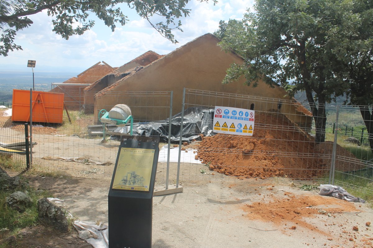 ReddeCastros's tweet photo. Continuan los trabajos del "Proyecto de Reconstrucción de las Casas-Museo del Castro de El Freíllo (El Raso, Candeleda, Ávila). Con la finalidad de poder poner en valor estos espacios que fueron destruidos por el incendio de 2024

@Ayto_Candeleda @ReddeCastros @ArqueologaIbri1 https://t.co/1GckUlwI4S