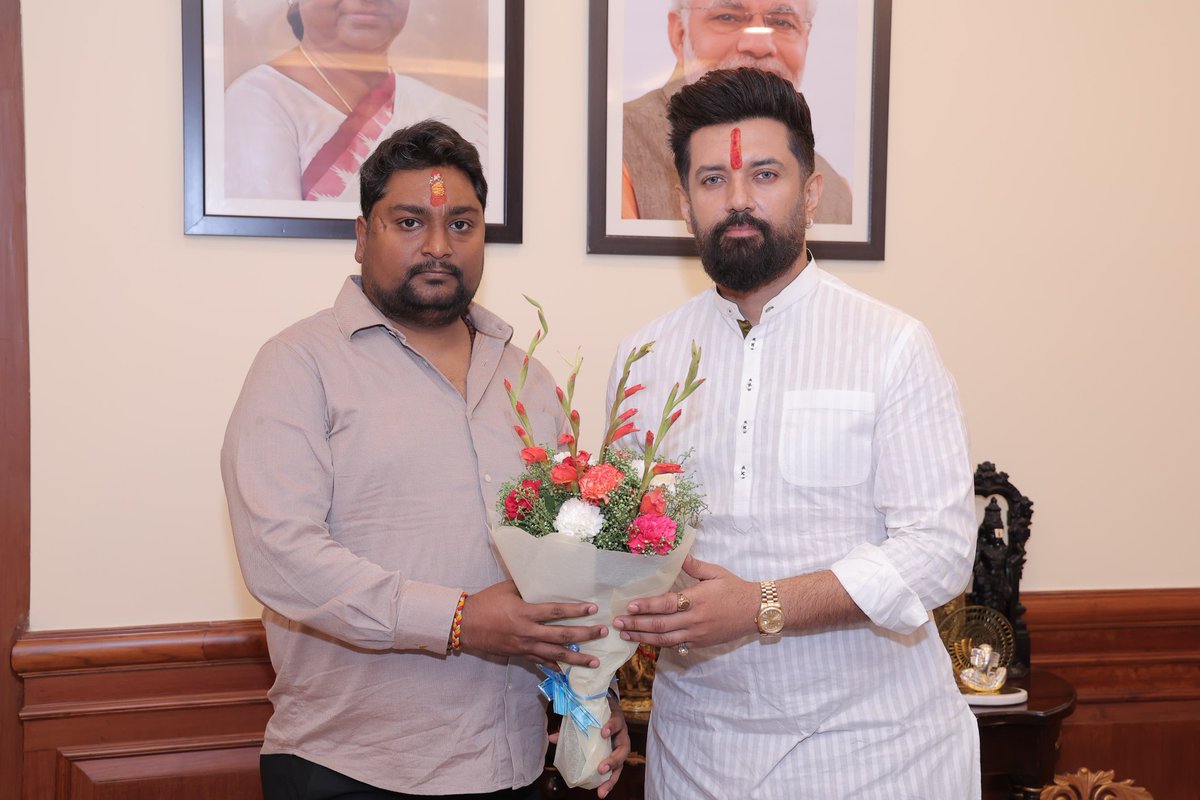 iBashisthPandeY's tweet photo. It was an inspiring meeting with the National President of  @LJP4India  (𝗥𝗮𝗺𝘃𝗶𝗹𝗮𝘀) Hon'ble Shri @iChiragPaswan Ji, at his @MOFPI_GOI office in Panchsheel Bhawan, Delhi. During the meeting, we had a fruitful discussion on organizational expansion and the growth of the IT wing #ITCell  in our Party.

I am grateful for the valuable guidance and support provided by our revered leader, Chirag Bhiyaa assured us that his guidance and cooperation will always be with us at every level.

The meeting was a great source of motivation and inspiration for me, and I am sure that it will have a positive impact on our party's growth and development.

Thank you for your unwavering support and leadership!

@ArunBhartiLJP @imakhalique @editorkumar
@Avijaykp @Sham4Samastipur
@Rajeshverma_LJP @LjpPranab @RiteshKumarLJP @VineetLJP @ITCellForum @LJP4Live @LJP4Campaign @SanjaySingh_LJP
@LJPsanjay
#LokJanshaktiParty 
#ChiragPaswan 
#LJPRamvilas 
#BashisthPandey