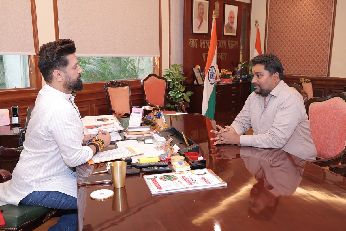 iBashisthPandeY's tweet photo. It was an inspiring meeting with the National President of  @LJP4India  (𝗥𝗮𝗺𝘃𝗶𝗹𝗮𝘀) Hon'ble Shri @iChiragPaswan Ji, at his @MOFPI_GOI office in Panchsheel Bhawan, Delhi. During the meeting, we had a fruitful discussion on organizational expansion and the growth of the IT wing #ITCell  in our Party.

I am grateful for the valuable guidance and support provided by our revered leader, Chirag Bhiyaa assured us that his guidance and cooperation will always be with us at every level.

The meeting was a great source of motivation and inspiration for me, and I am sure that it will have a positive impact on our party's growth and development.

Thank you for your unwavering support and leadership!

@ArunBhartiLJP @imakhalique @editorkumar
@Avijaykp @Sham4Samastipur
@Rajeshverma_LJP @LjpPranab @RiteshKumarLJP @VineetLJP @ITCellForum @LJP4Live @LJP4Campaign @SanjaySingh_LJP
@LJPsanjay
#LokJanshaktiParty 
#ChiragPaswan 
#LJPRamvilas 
#BashisthPandey
