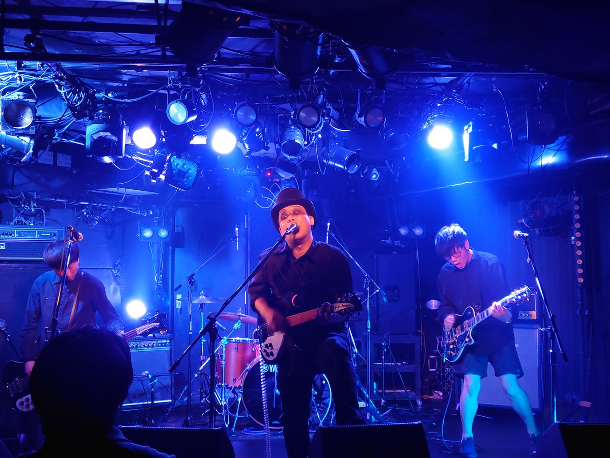 THEFREEZ3's tweet photo. 昨夜のPADOMA 後編

アシタマタ
久々のLIVEでも3人の息ぴったり
神曲アマリリスにワイ昇天

段ボーラー
不器用なパンクロッカー
でもLIVEでの狂気は圧倒されるね

asano raincoat
今更やけど初めて観た
めちゃ楽しいカッコいいノリノリ！

推しバンドが増えた夜

同じ空間を共有したみんな
ありがとう https://t.co/ljjXRglMm4