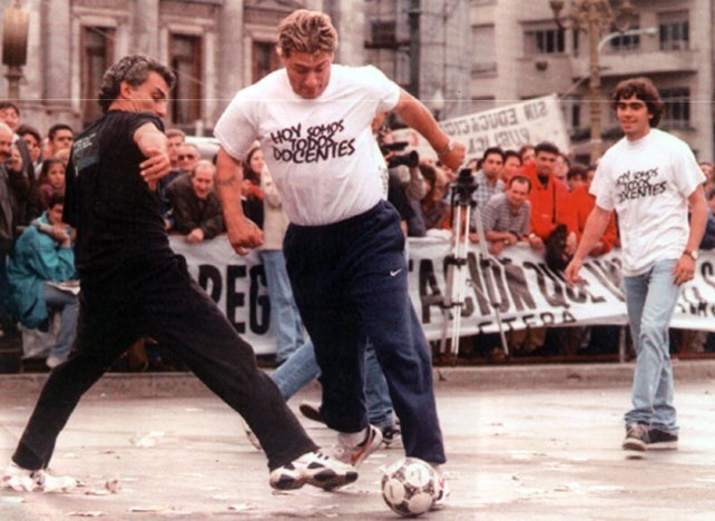 El Turco García y Juampi Sorín defendiendo la educación pública y participando de la Carpa Blanca Docente durante la segunda mitad de los 90's.