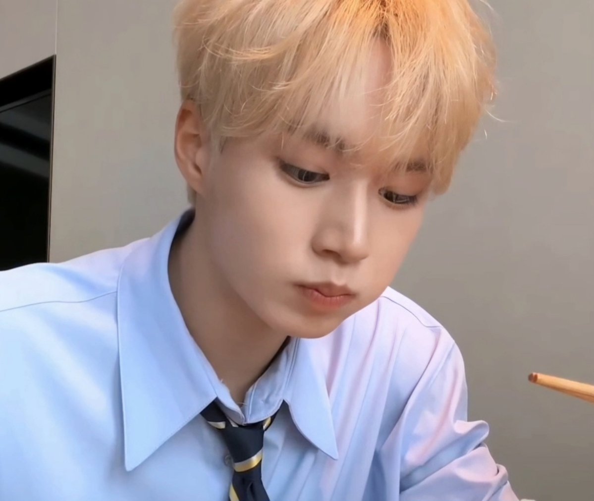 메리 tweet media