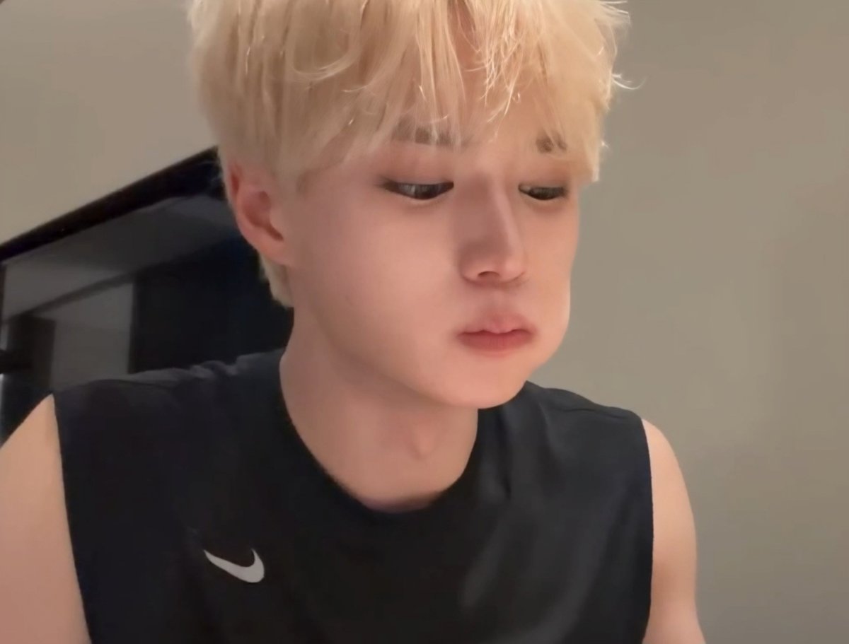 메리 tweet media