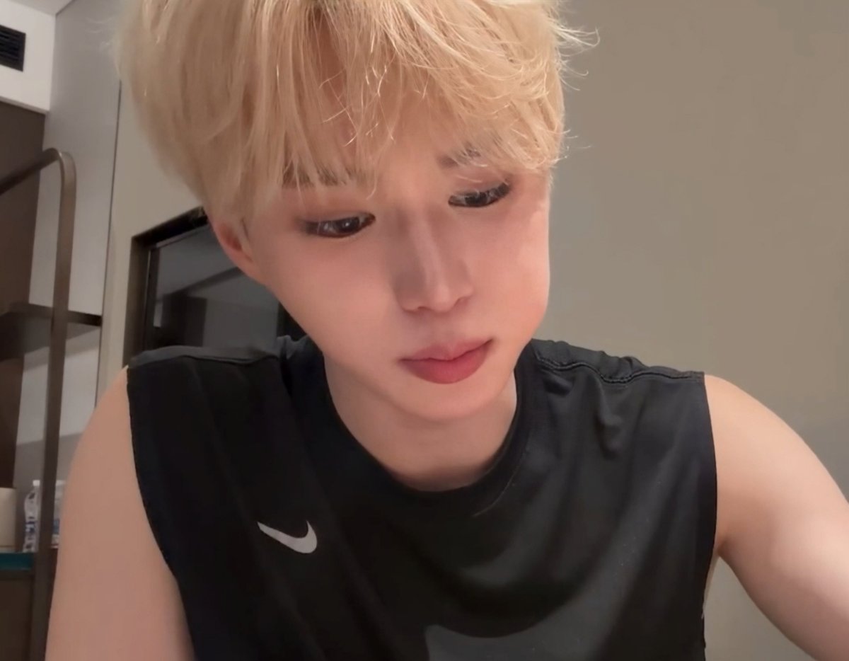 메리 tweet media