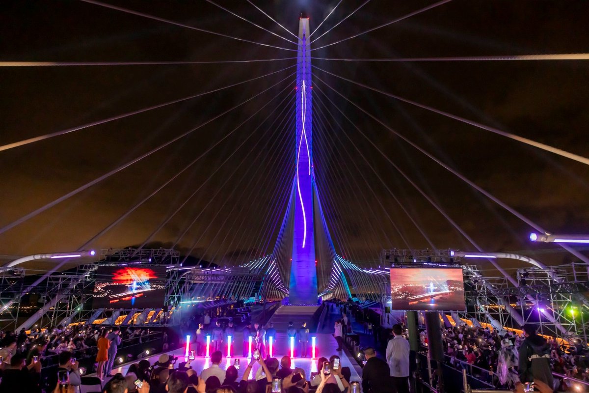 houyuih's tweet photo. The #CloudGateDance's performance reflected the inspiration behind #DanjiangBridge by #ZahaHadid.
I love the bridge tower shaped like praying hands, with #Guanyin Mountain behind it, symbolizing blessings for #Taiwan.
Thanks everyone who helped make this bridge possible. https://t.co/5fELQrj00m