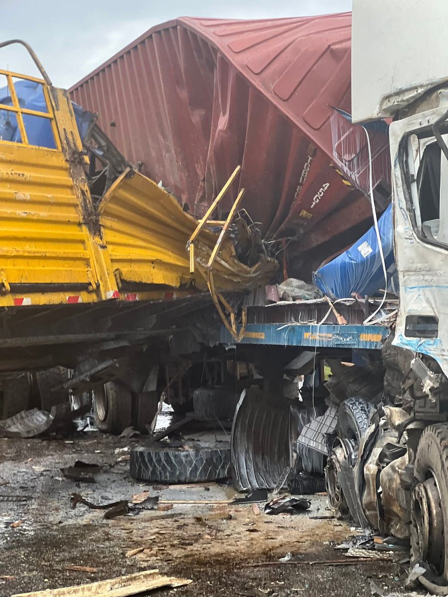 ArapTilingi's tweet photo. Terrible accident between two trailers  at Equator along Nakuru- Eldoret Highway. https://t.co/fEv3pzUM6T