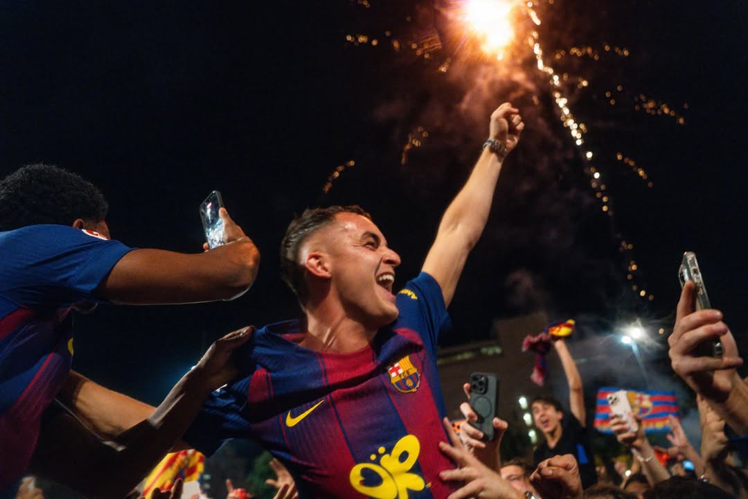 sozirv's tweet photo. don’t even know how to explain it but Celebrating with fans adds 20 times more aura to the pics https://t.co/HhdhQZLbYQ