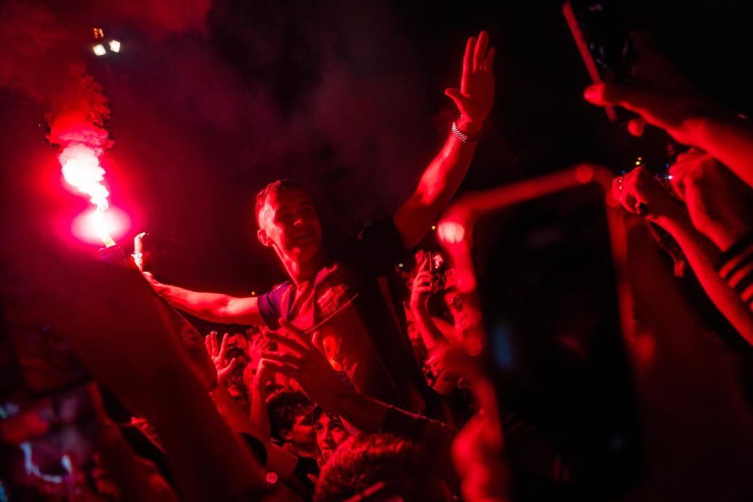 sozirv's tweet photo. don’t even know how to explain it but Celebrating with fans adds 20 times more aura to the pics https://t.co/HhdhQZLbYQ