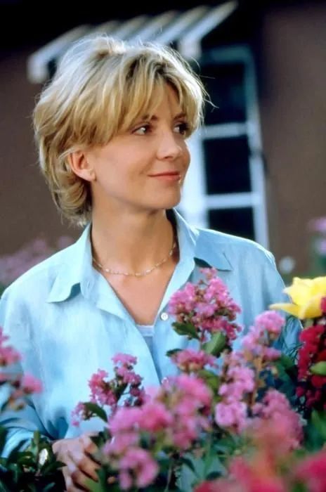 En_jupiter_'s tweet photo. ¿Recuerdas a Natasha Richardson? La mamá de Annie y Hallie (Lindsay Lohan) en "Juego de Gemelas" 👩‍👧‍👧. 

Te contamos su triste historia.

La actriz nació un día como hoy del 63.
Participó en cintas como "Gothic", "The Handmaid's Tale", pero es mundialmente conocida por su papel de Elizabeth James en "Juego de Gemelas" 

En 1998 ganó un premio Tony por su participación en el musical "Cabaret" .

En 1994 se casó con el actor Liam Neeson, con quien tuvo dos hijos.

En marzo de 2009, durante unas vacaciones con su esposo en Québec, la actriz resbaló en una pista de Esquí para principiantes, en donde ambos tomaban clases.

El propio Liam, narró en una entrevista que, al inicio, la actriz parecía haber salido ilesa de la caida, pero al paso de una hora, comenzaron los malestares. La actríz fue trasladada a una clínica en donde entró en estado de coma.

Según narra el también actor, la pareja hizo un juramento tiempo atrás, en el cual, se prometieron que si alguno de los dos caía en estado de coma, el otro tendría que desconectarlo. Aunque Neeson confiesa que ha sido la decisión más dificil y el peor momento de su vida, luego de que los médicos diagnosticaran muerte cerebral, el actor cumplió su promesa.

Tras su muerte, se donaron tres de sus órganos, que actualmente, mantienen con vida a tres personas.

Natasha Richardson falleció un 18 de marzo de 2009, con tan solo 45 años de edad.