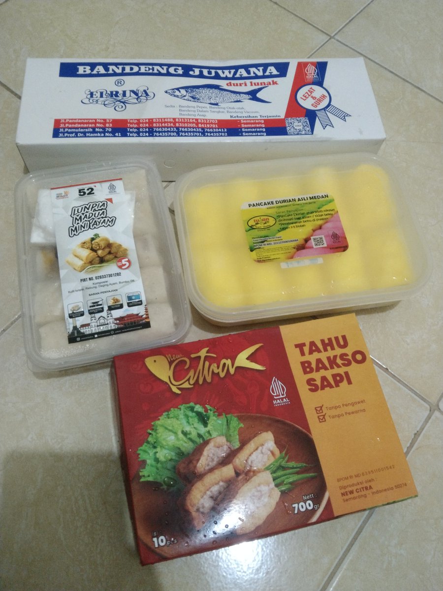 Linntaanng's tweet photo. Dibawain oleh2 ini krn dlu pernah blg "menurutku Semarang tu oleh2nya banyak yg enak2, ky tahu bakso, lumpia rebung, bandeng"  🥺🤗 https://t.co/cfeluwXVyZ