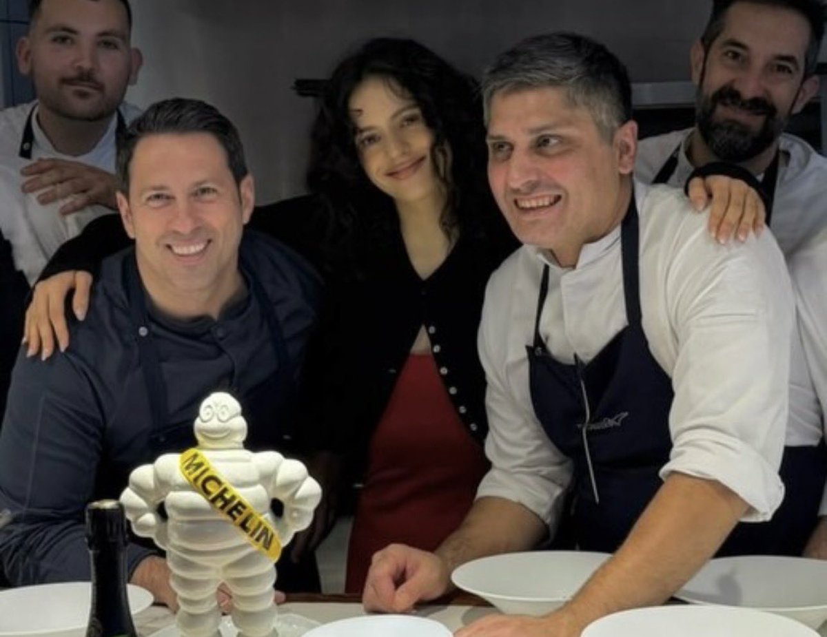 rosaliaarchives's tweet photo. Rosalía junto a los trabajadores del restaurante Cañabota donde fue a comer durante su paso por Sevilla.
#rosalia #lux https://t.co/efhgObyrR2