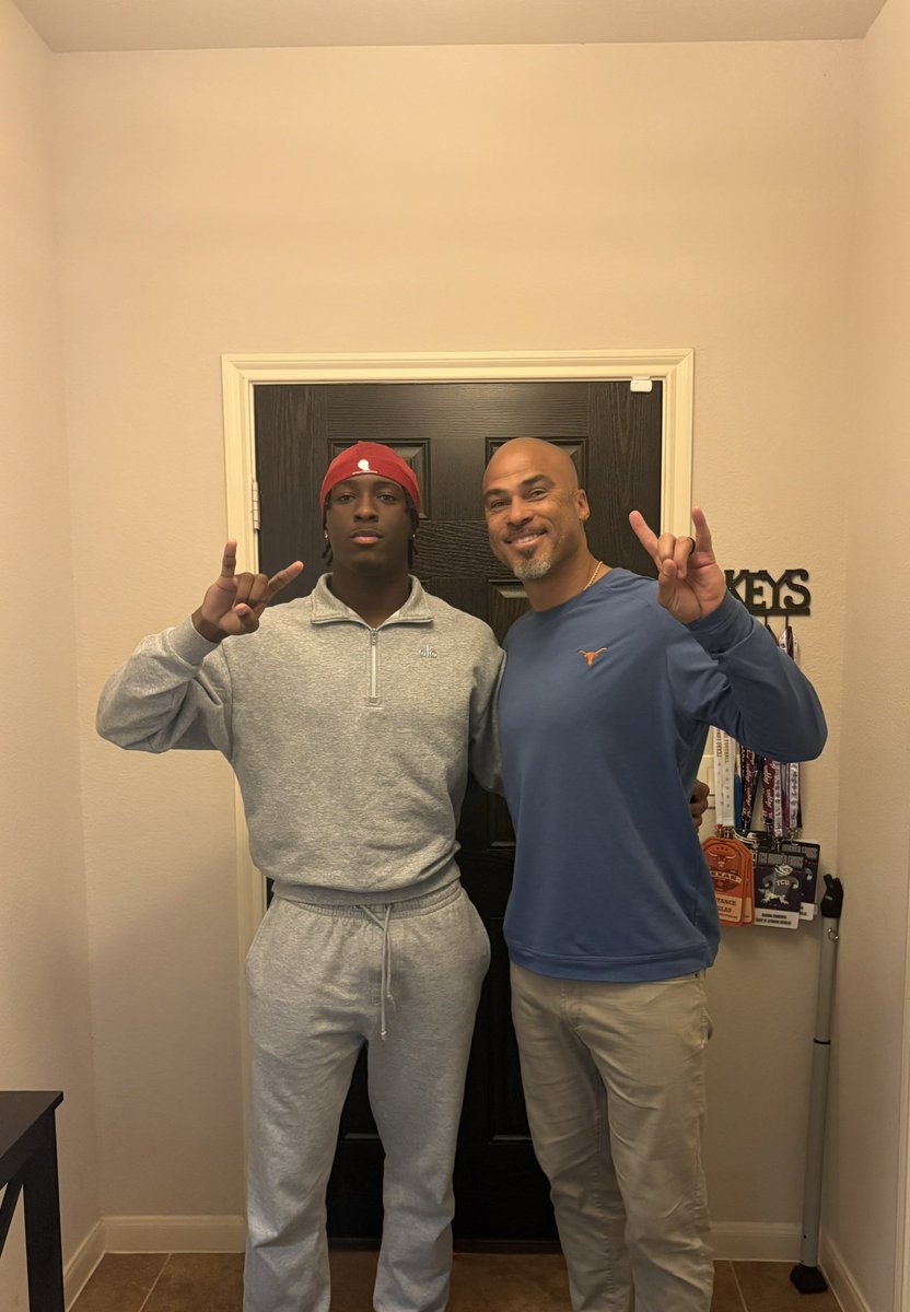 M1AH_D's tweet photo. Always a pleasure conversing with @ciege81! Appreciate the home visit and checking in Coach! #Hookem 🤘🏾 https://t.co/QSS9x0fKm2