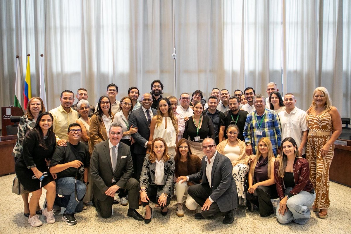MiltonVasco's tweet photo. Con la bendición de Dios y el apoyo de mi equipo, asumo hoy mi curul en el @ConcejoMedellin. 🏛️ Esta será la voz de los ediles y líderes que caminan el territorio conmigo. Gracias @PaolaHolguin , @Juan_EspinalR y @veronicaarango_ Ustedes me han enseñado que la política es, ante todo, un ejercicio de servicio y lealtad