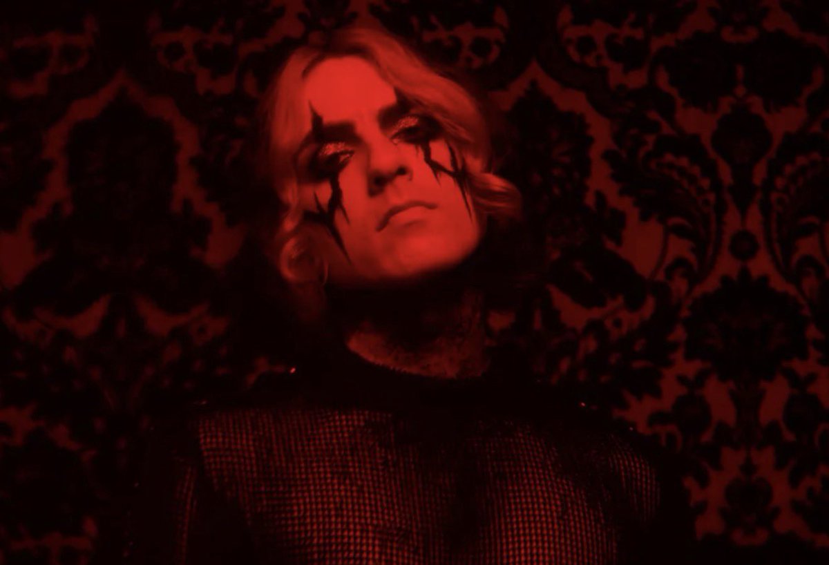 xheadachexx's tweet photo. red and black are his colors fr https://t.co/LZjwWCYejh