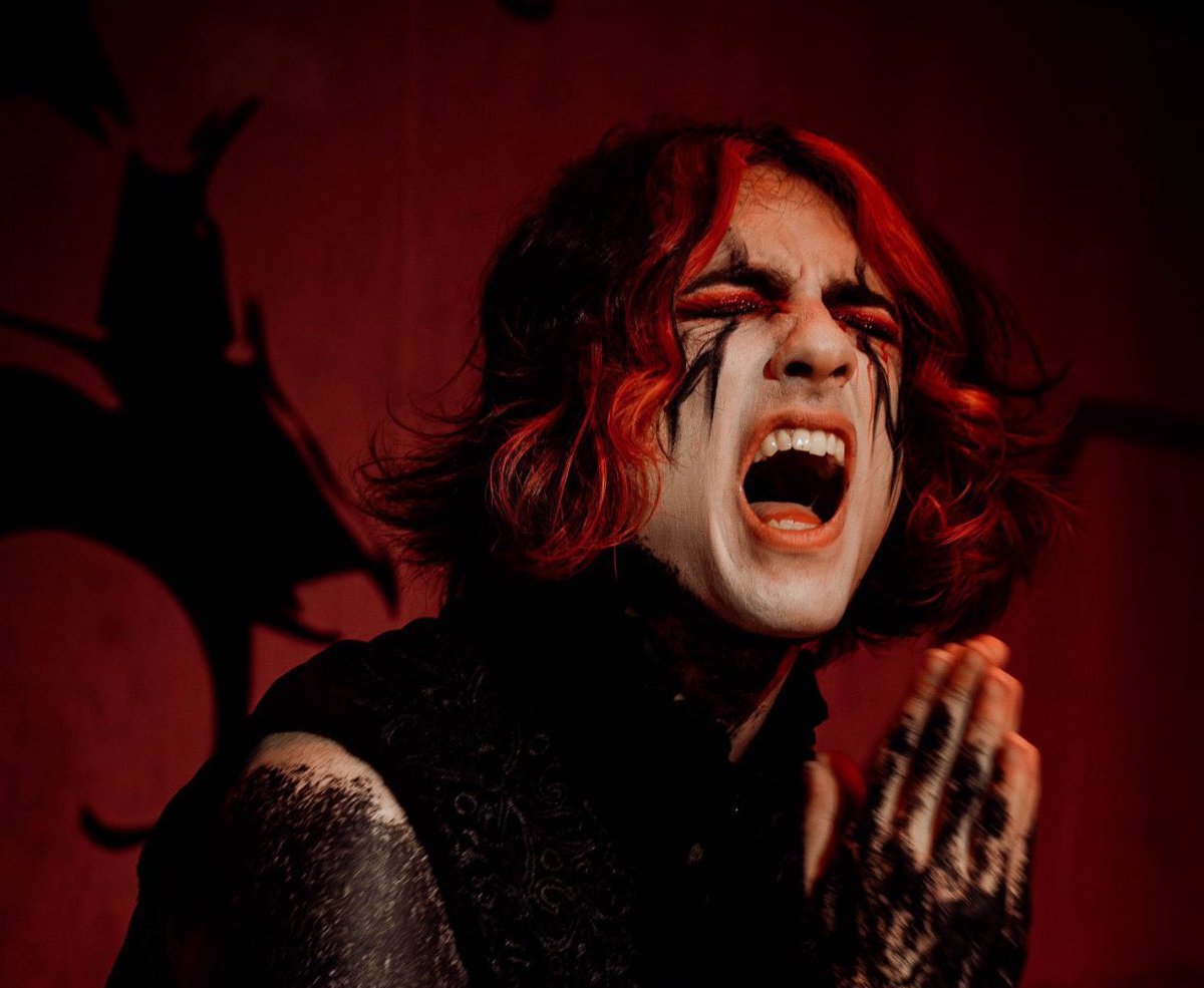 xheadachexx's tweet photo. red and black are his colors fr https://t.co/LZjwWCYejh