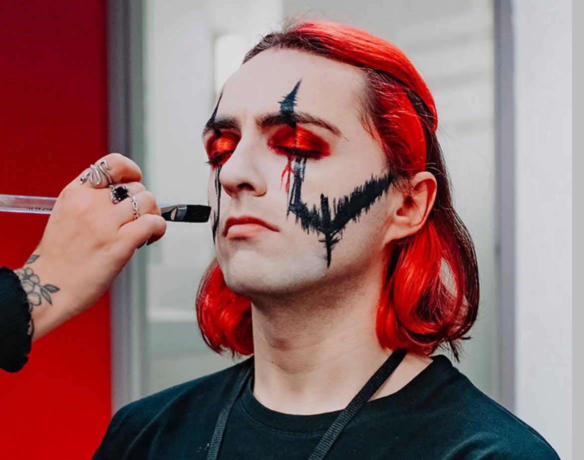 xheadachexx's tweet photo. red and black are his colors fr https://t.co/LZjwWCYejh