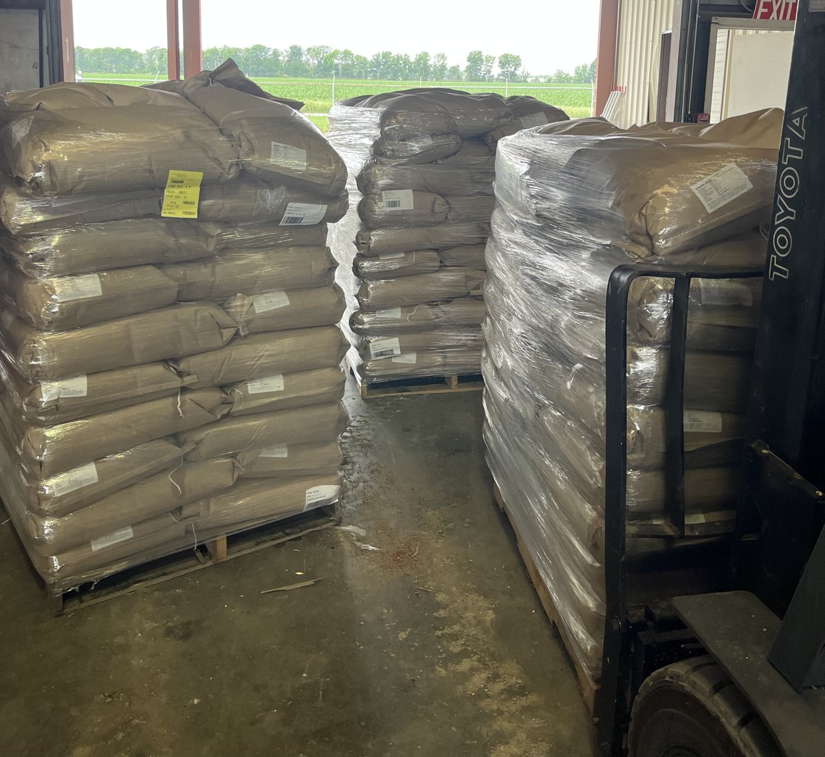 DeltaWildlife's tweet photo. Just in! Our Millet Seed just arrived. $40.00 per 50 lb bag (LIMITED SUPPLY) Get your order in before it’s gone by calling our office at 662-686-3370.Affordable seed is just one of the many benefits of being a Delta Wildlife member. Join today https://t.co/ZmOfyVrpbX. https://t.co/ovgccHDkY5