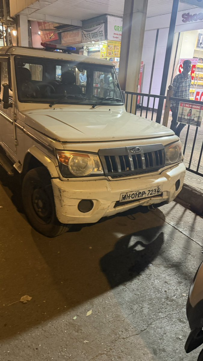 VickyPatani's tweet photo. @MumbaiPolice i have been penalised under section 122/177 at Crawford market where i parked my vehicle after asking traffic police &amp; he asked me to park there.

My car was parked between 2 police jeeps. If parking was not allowed then why police jeeps were there?
Photos attached https://t.co/CwOHsqFe0M