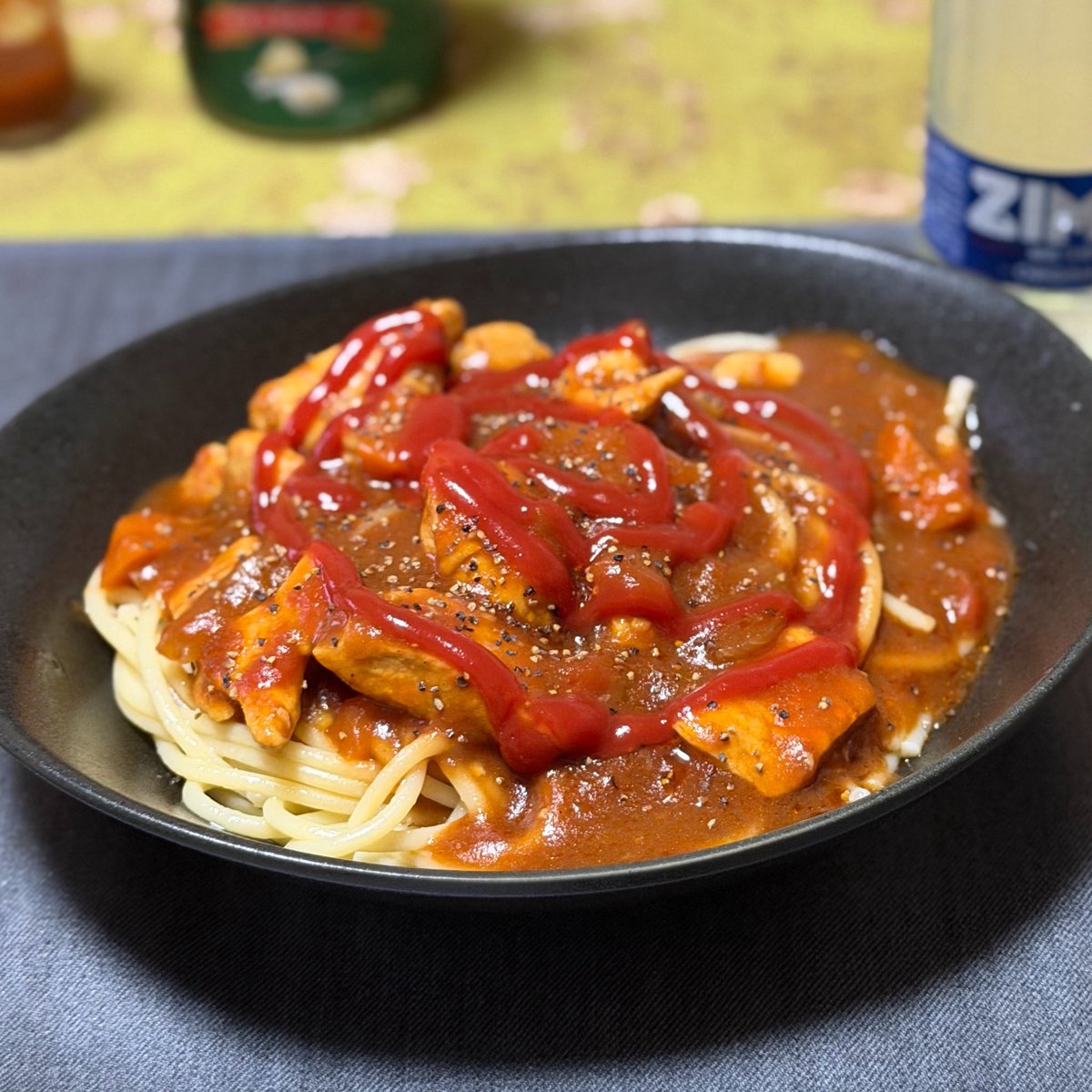 #本日のひと皿 

トマトカレースパゲッティ🍝

（2日目のカレーに鶏むね肉とトマト缶を加えて
スパゲッティはSHOWAさんの太麺2.2mm）
