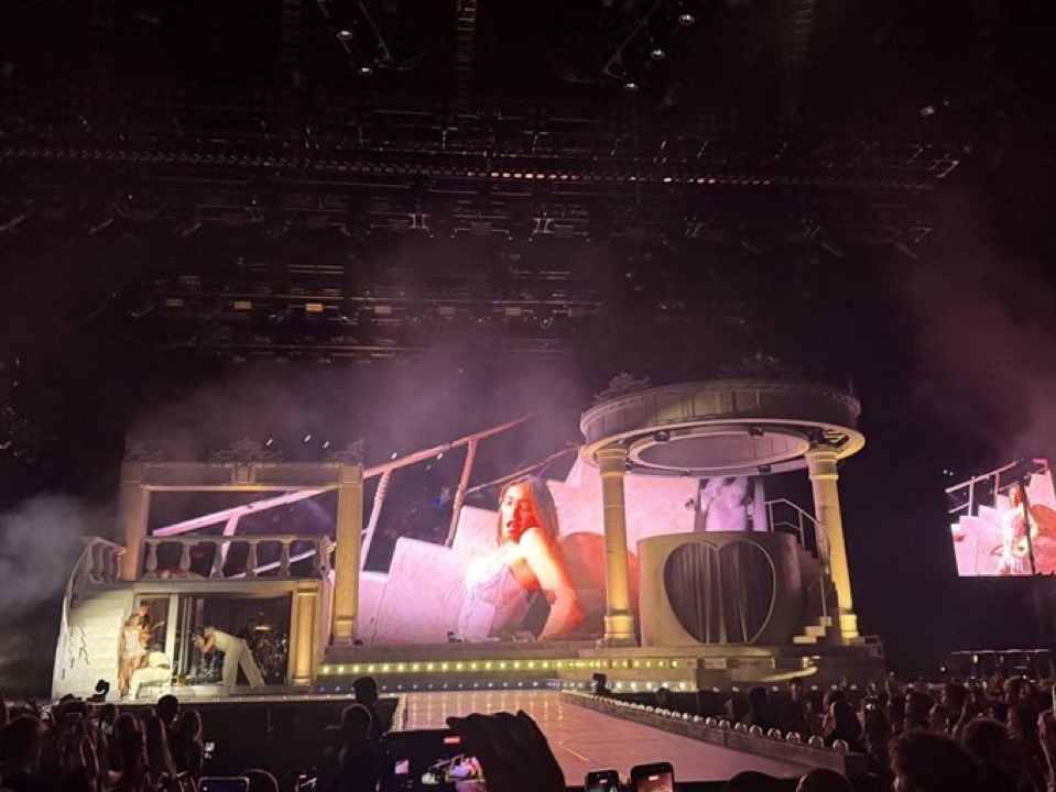 braverisms's tweet photo. from the simplicity of spinnin tour to the *complexity* of locket tour, she is so amazing at capturing her album’s aesthetics on stage! https://t.co/xcwtdZ5fc7