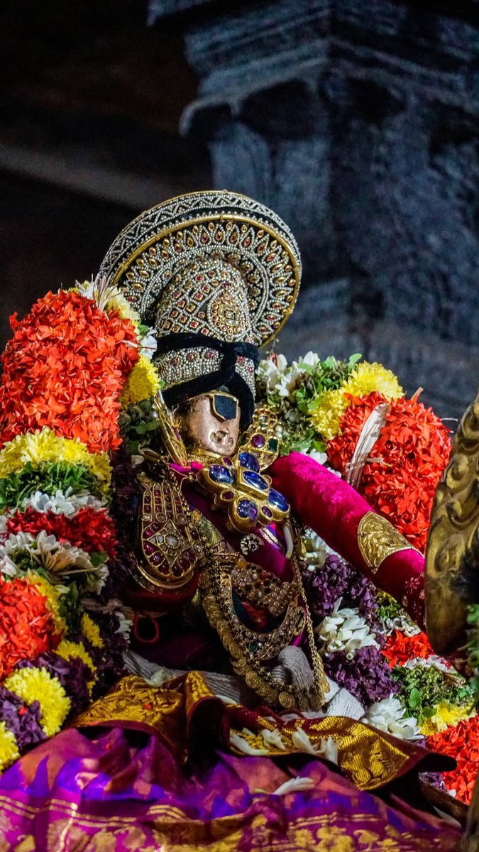ThaayarS's tweet photo. ஸ்ரீரங்கம் அருள்மிகு அரங்கநாதசுவாமி திருக்கோயில் 

நம்பெருமாள் 
சித்திரை தேர் உற்சவம்
விருப்பன் திருநாள் (இன்று 11/05/2026 திங்கள் கிழமை)
ஆறாம் திருநாள் அதிகாலை
ஹம்ச வாகனம், 
திருவீதி புறப்பாடு https://t.co/byBamuxoj6