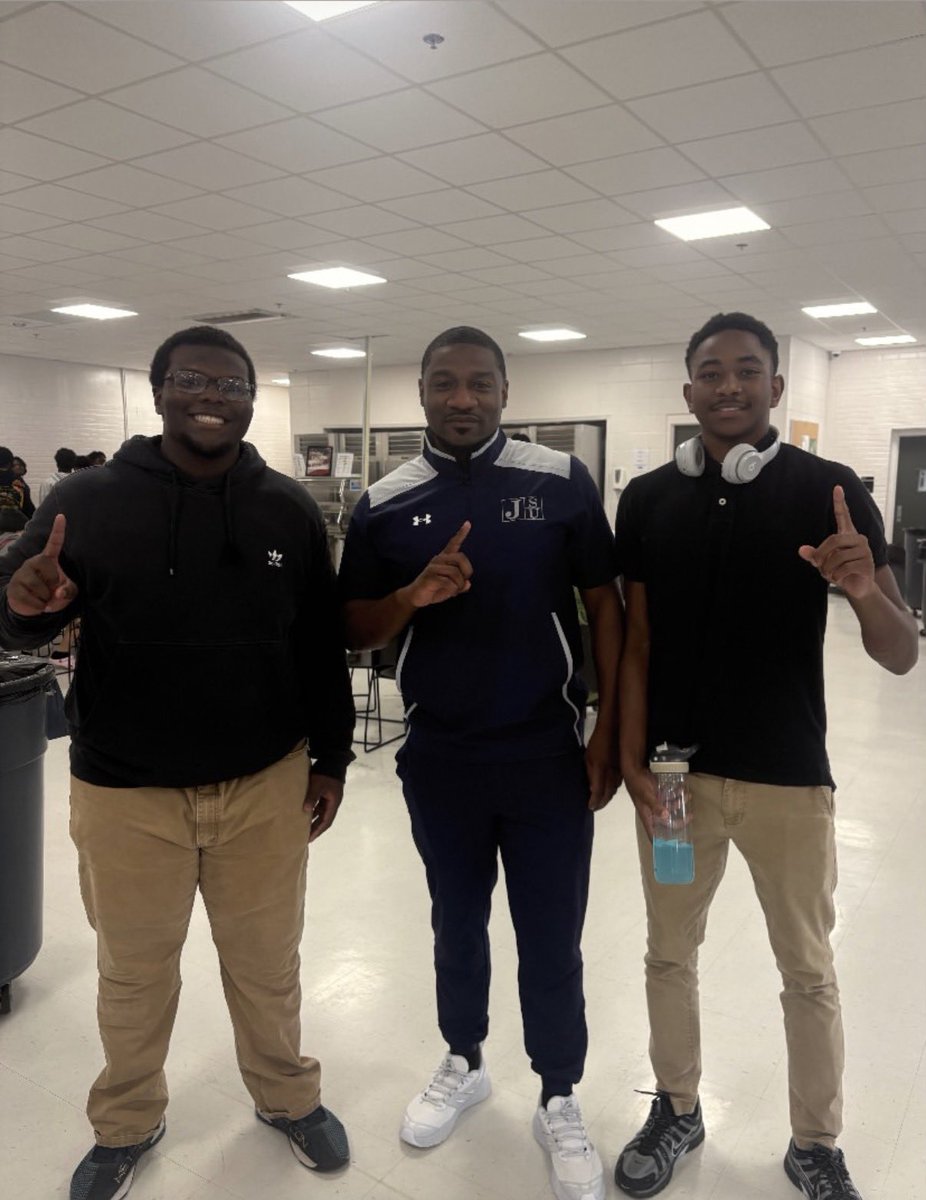 BRAYJONESS's tweet photo. Thank you @CoachTQuinn for stopping by Gentry High School today!!! Great time talking to you. @gojsutigersfb #GOTigers https://t.co/ZFC3JAUhJS